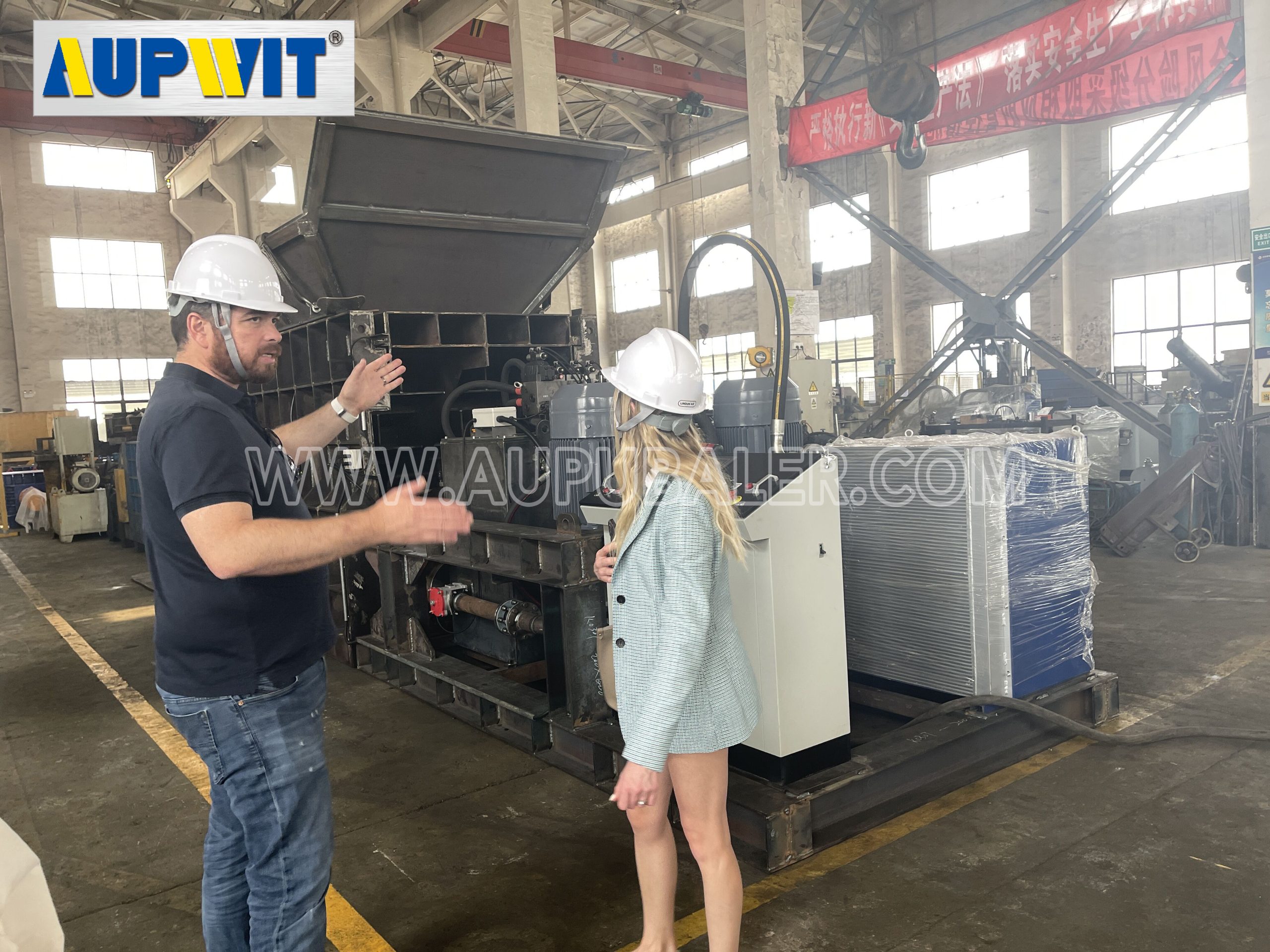 Групповая фотография французских покупателей (2)